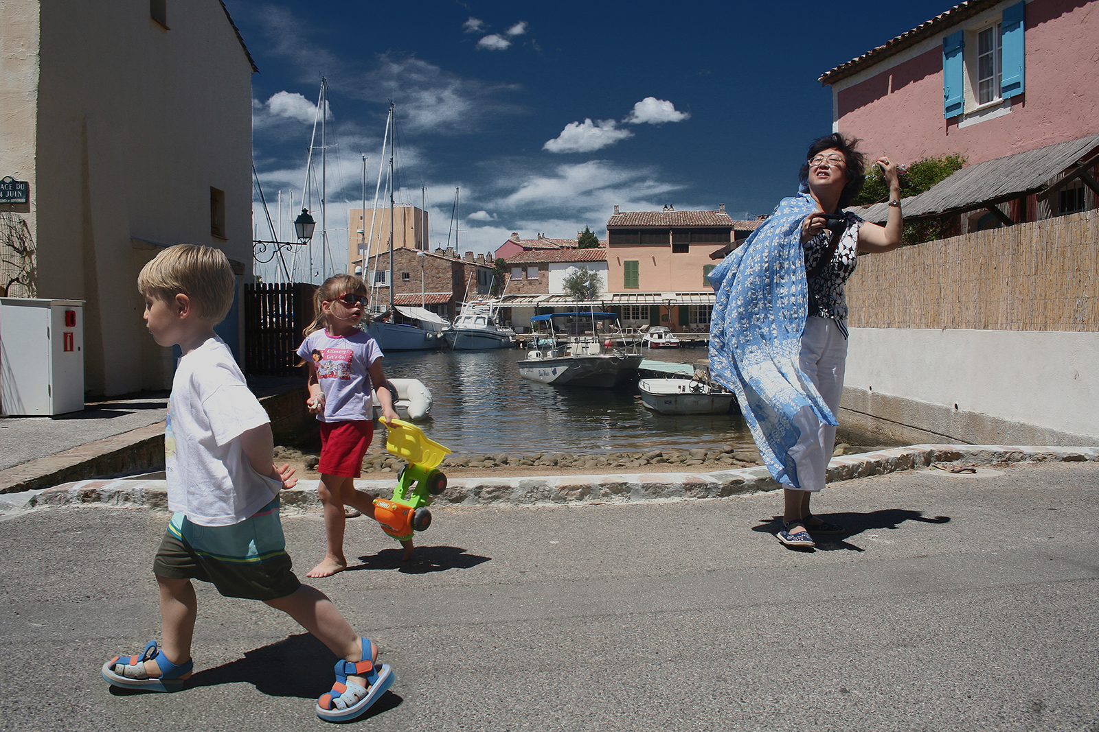 2. 法国《好奇的眼光》王志平.jpg 2. 法国《好奇的眼光》王志平.jpg
